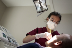 Par conséquent, il est recommandé de procéder à un détartrage par un(e) hygiéniste dentaire, à raison d’une à deux fois par année